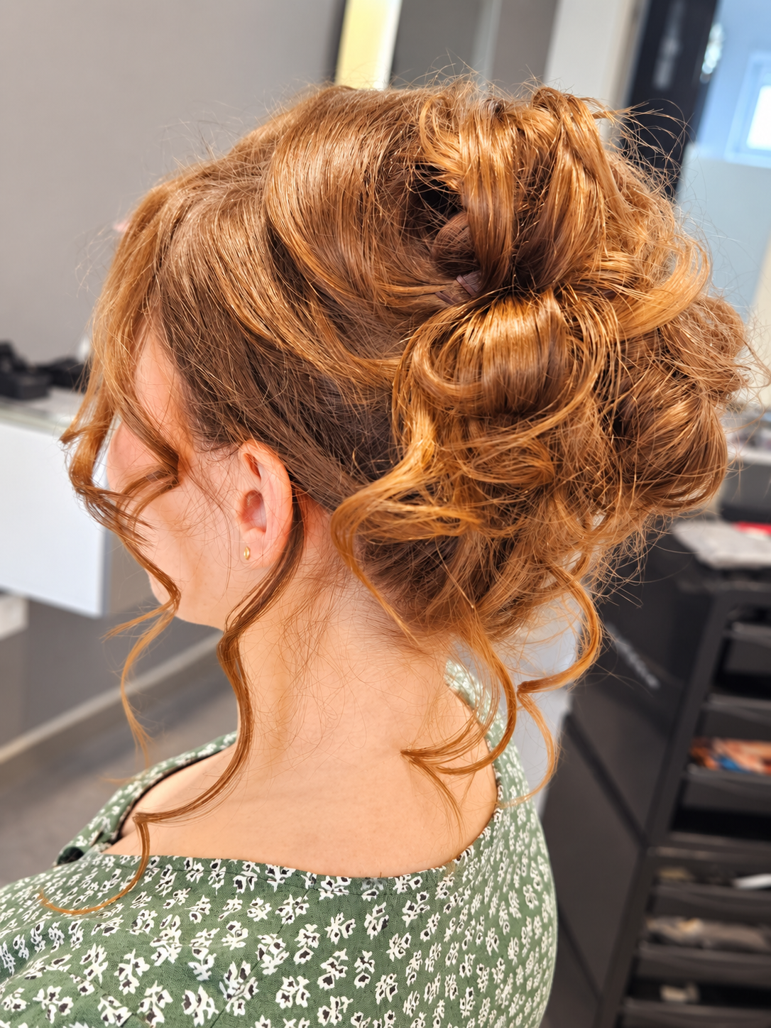 Chignon souple sur cheveux cuivrés